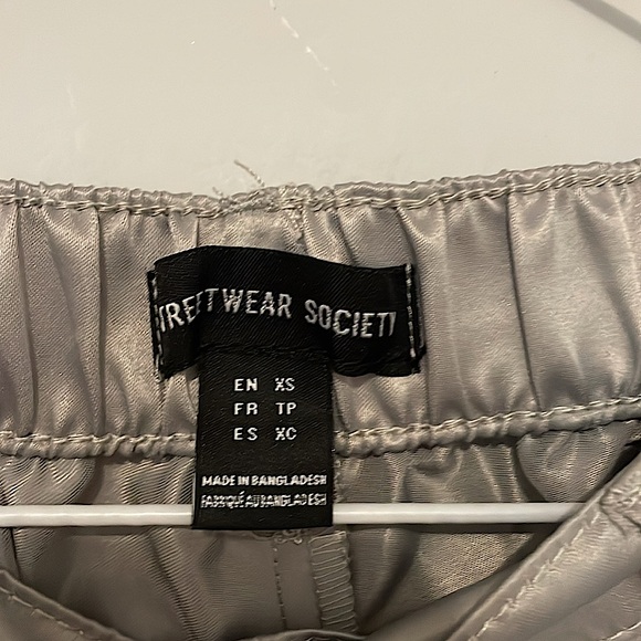 125. Shinny silver parachute cargo pants XS - Picture 4 of 4